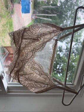 Victoria's Secret Lace Bralette in antique white/cream sz L- Coquette